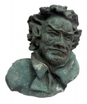 Busto de "Beethoven" em bronze maciço cinzelado. Manchas do tempo. Mede 50 x 45cm.
