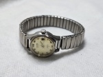 Relógio Seiko resistente a água com pulseira prateada, não testado
