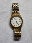 Relógio Seiko resistente a água com pulseira dourada, não testado