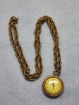 Pequeno relógio de bolso dourado da Modaine, com lindos detalhes na sua parte traseira, não testado