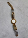 Pequeno relógio Champion na cor dourado com pulseira em detalhes de cabo de aço, não testado
