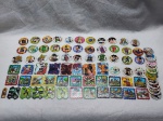 Lote com mais de 60 tazos e piões do Dragon Ball, Ben 10 e Cheetos