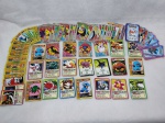 Lote com mais de 50 cartinhas do Pokémon de regiões diferentes