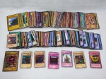 Lote com mais de 50 cartinhas do Yu-GI-OH! de tamanhos e modelos diferentes