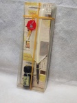 Antiga caneta tinteira de pena com vidro de tinta e na embalagem original