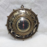 Termômetro de metal com detalhes dourados, com os 12 signos do Zodíaco, med. 14cm x 14cm