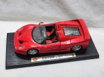 Miniatura de carrinho Ferrari F50 1995 na base, esala 1;18
