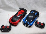 Dois carrinhos de controle remoto da Garagem SA, funcionando