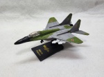 Miniatura de avião da Maisto, MIG 29 Fulcrum, na base, med. aproximadamente 12cm