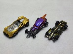Três miniaturas de carrinhos da Hot Wheels, med. aproximadamente entre 6 e 9cm