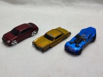 Três miniaturas de carrinhos da Hot Wheels, med. aproximadamente entre 6 e 9cm