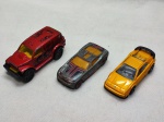 Três miniaturas de carrinhos da Hot Wheels, med. aproximadamente entre 6 e 9cm