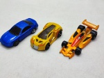 Três miniaturas de carrinhos da Hot Wheels, med. aproximadamente entre 6 e 9cm