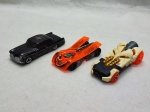 Três miniaturas de carrinhos da Hot Wheels, med. aproximadamente entre 6 e 9cm