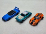 Três miniaturas de carrinhos da Hot Wheels, med. aproximadamente entre 6 e 9cm