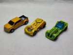 Três miniaturas de carrinhos da Hot Wheels, med. aproximadamente entre 6 e 9cm