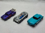Três miniaturas de carrinhos da Hot Wheels, med. aproximadamente entre 6 e 9cm