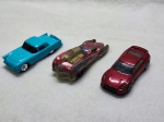 Três miniaturas de carrinhos da Hot Wheels, med. aproximadamente entre 6 e 9cm