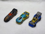 Três miniaturas de carrinhos da Hot Wheels, med. aproximadamente entre 6 e 9cm