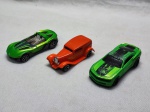 Três miniaturas de carrinhos da Hot Wheels, med. aproximadamente entre 6 e 9cm