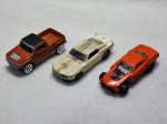 Três miniaturas de carrinhos da Hot Wheels, med. aproximadamente entre 6 e 9cm