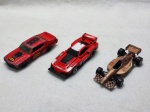 Três miniaturas de carrinhos da Hot Wheels, med. aproximadamente entre 6 e 9cm