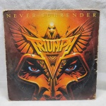 Disco de vinil Triumph Never Surrender com encarte, item em bom estado de conservação
