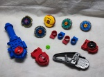 Lote com lançadores de beyblades e beyblades