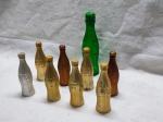 9 miniaturas de garrafinhas da coca cola douradas e verde, itens colecionaveis