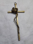 Crucifixo de metal com flor medindo 15cm