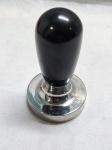Tamper ferramenta utilizada para compactar o pó de café no porta-filtro de máquinas de espresso