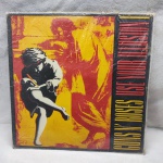 Disco de Vinil Guns n' Roses Use your illusion l com encarte, item em muito bom estado de conservação