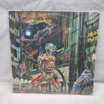 Disco de Vinil Iron Maiden Somewhere in time com encarte, item em muito bom estado de conservação