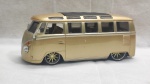 Miniatura de carrinho Volkswagen van "Samba" da Maisto, escala 1/25