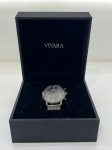 Relógio Vivara Masculino Aço Cinza Espessura da Caixa: 10,4 mm Datador: sim Mecanismo: Quartzo Material do Vidro: Cristal Mineral Modelo da Caixa: Redonda Cronógrafo: sim Resistência: 10 ATM Tamanho da Caixa: 45 mm Modelo: DS13975R0B-1 Sugestão: Para ele Material: Aço Cód: VI00000237 Comprimento Médio: Pulseira: 180,7 mm Relógio semi novo, pouco usado , de coleção. Na caixa original, no estado das fotos