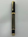 Caneta Tinteiro aparentemente sem marca, preta com detalhes em dourado, ponta iridium germany, no estado das fotos