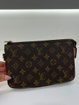 Bolsa pequena da marca Louis Vuitton, sem a alça, com marcas de uso, sem verificação de autenticidade, no estado das fotos