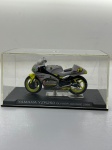 Miniatura Moto Yamaha YZR250 - Olivier Jacque (2000), com tampa em acrílico, no estado das fotos