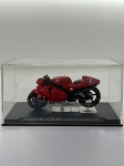 Miniatura Moto Yamaha YZR-M1 Carlos Checa (2002), com tampa em acrílico, no estado das fotos