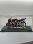 Miniatura Moto Suzuki GSX-R c.guyot - s.scarnato - n.dussauge (2001), com tampa em acrílico, no estado das fotos