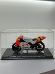 Miniatura Moto Yamaha YZR500 - Wayne Rainey (1991), com tampa em acrílico, no estado das fotos