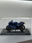 Miniatura Moto Yamaha YZR-M1 - Alex Barros (2003) , com tampa em acrílico, no estado das fotos