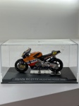 Miniatura Moto Honda RC211V - Valentino Rossi (2002), com tampa em acrílico, no estado das fotos