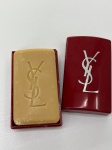 Sabonete da famosa marca gripe `YSL` em estojo original, sem uso, medindo 6,5x4cm