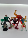 Lote com 5 bonecos miniaturas variados, no estado das fotos