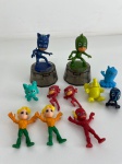 Lote contendo variados brinquedos/bonecos, no estado das fotos