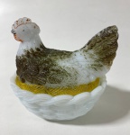 OPALINA -Antiga mantegueira em opalina na forma de cesto e tampa de galinha. Possui pequeno lascado no bico. Medidas: