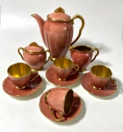 CARLTON WARE- ENGLAND Lindo conjunto para cafezinho, sendo: Bule, cremeira, açucareiro com tampa e quatro xicaras de café em tom rosado com friso em ouro e parte interna em ouro. Medidas:
