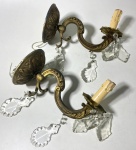 Belíssimo par de apliques em bronze e cristais. Funcionando. Medidas: