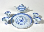 Conjunto em porcelana  chinesa, dita grão de arroz, decoração azul e branco, para cafezinho, contendo bandeja, pequeno bule e quatro copinhos. Medidas: